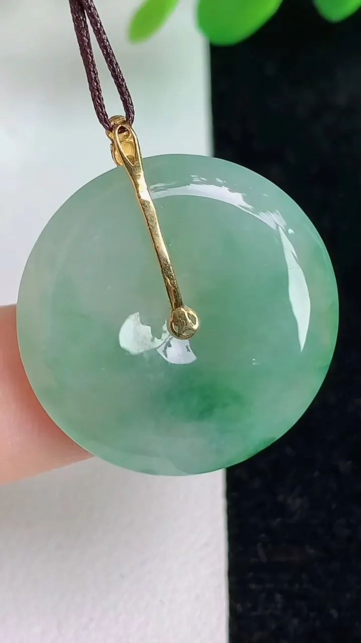 天然A货翡翠18k金飘花平安扣吊坠，尺寸24.6-4.6，重量:6.14g
6月6日