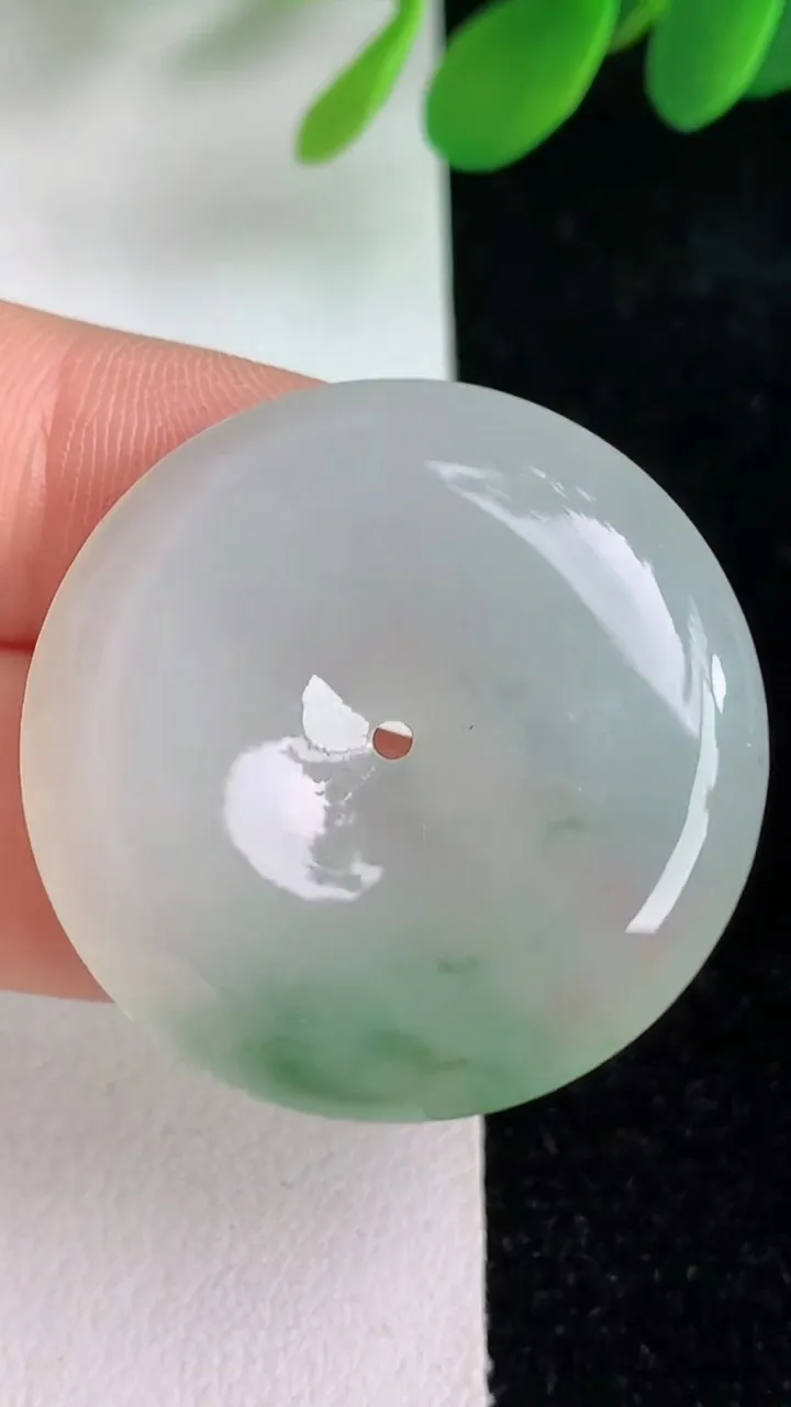 天然A货翡翠飘花平安扣吊坠，尺寸31-5.7，重量:11.14g
6月6日