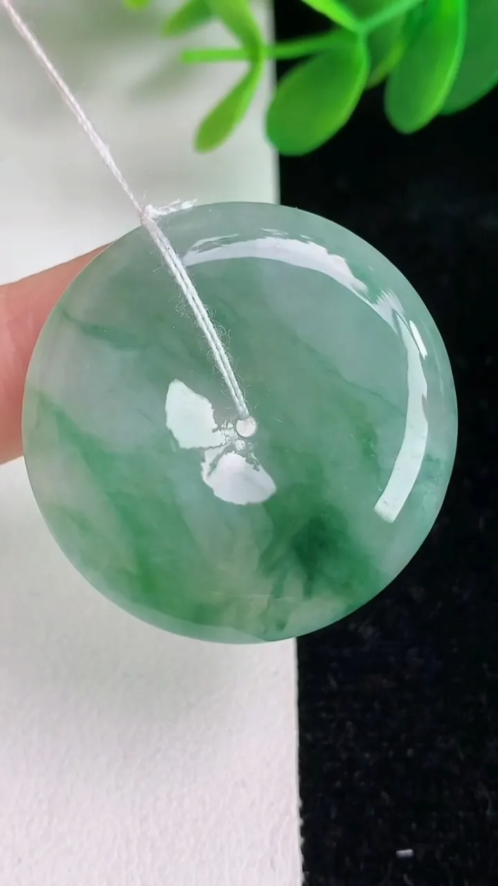天然A货翡翠飘花平安扣吊坠，尺寸32.8-5.7，重量:13.35g
6月6日