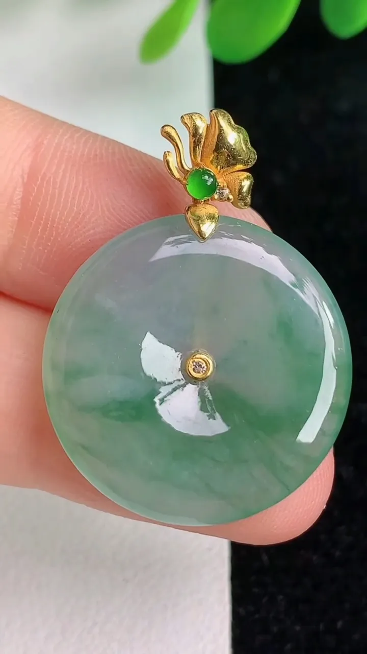 天然A货翡翠18k金飘花平安扣吊坠，尺寸23.8-3.7，重量:4.97g
6月6日