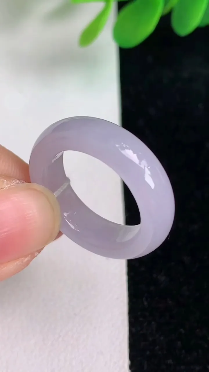 天然A货翡翠紫罗兰戒指指环，尺寸17.7-5.8-3.6，重量:4.56g2025年6月6日
工厂直销收藏佳品,种好水足，色泽均匀，有种有色，上手高大气！