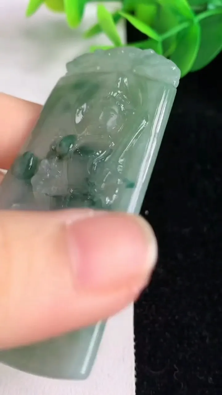 天然A货翡翠飘花文殊菩萨吊坠，尺寸66.5-36.8-5，重量:29.09g
6月6日