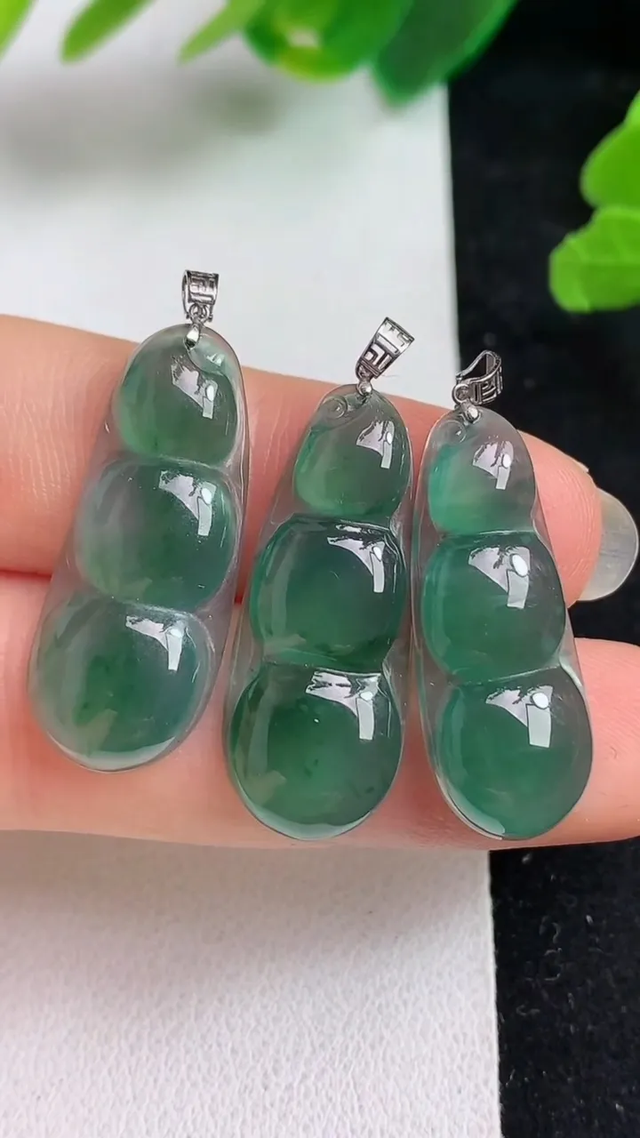 天然A货翡翠k金蓝水福豆吊坠一手，尺寸26.2-10.7-3.8，重量:5.92g
6月6日