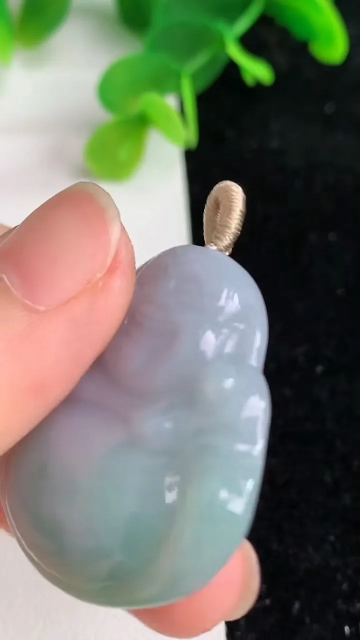 天然A货翡翠飘花佛公吊坠，尺寸33.3-33-4.5，重量:10.00g
6月6日