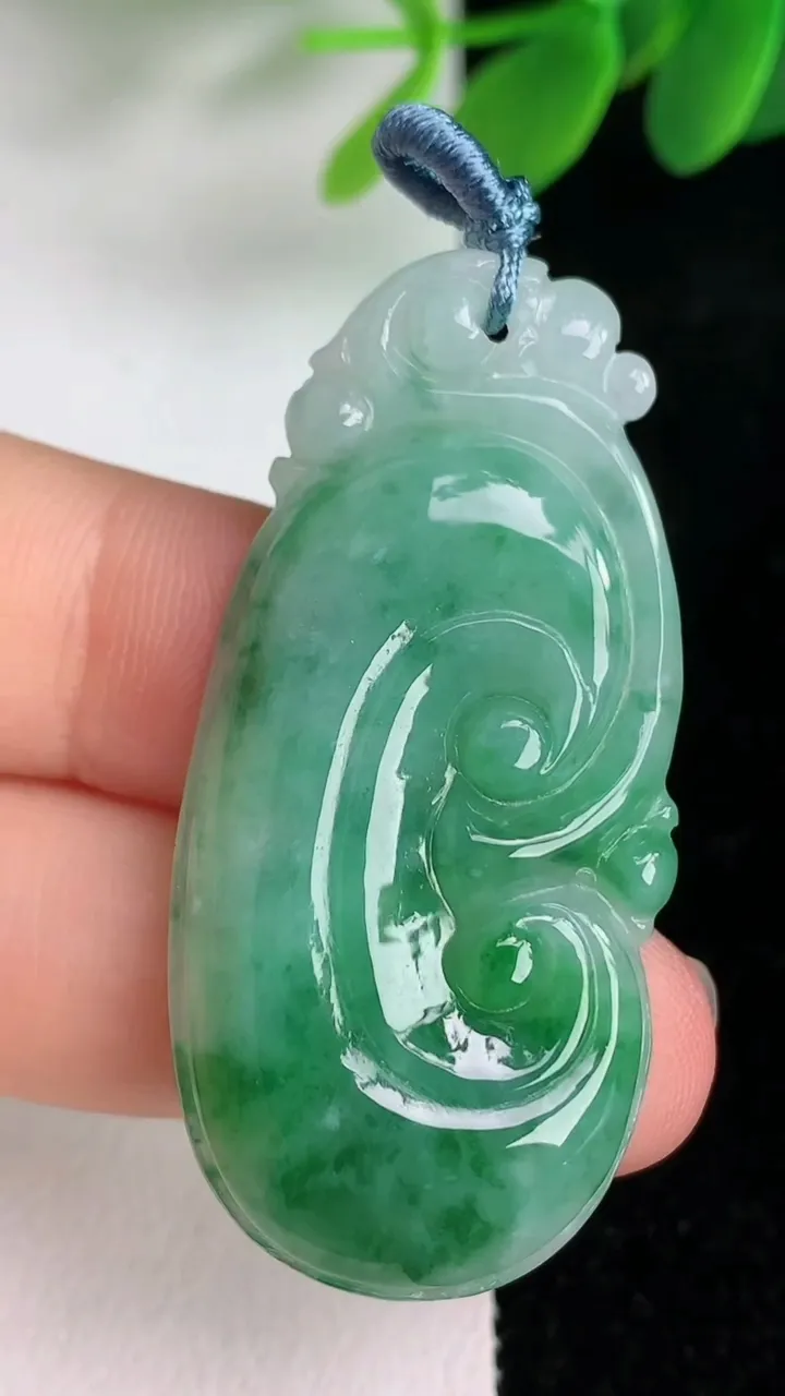 天然A货翡翠飘花如意吊坠，尺寸45-21-5.2，重量:9.61g
6月6日