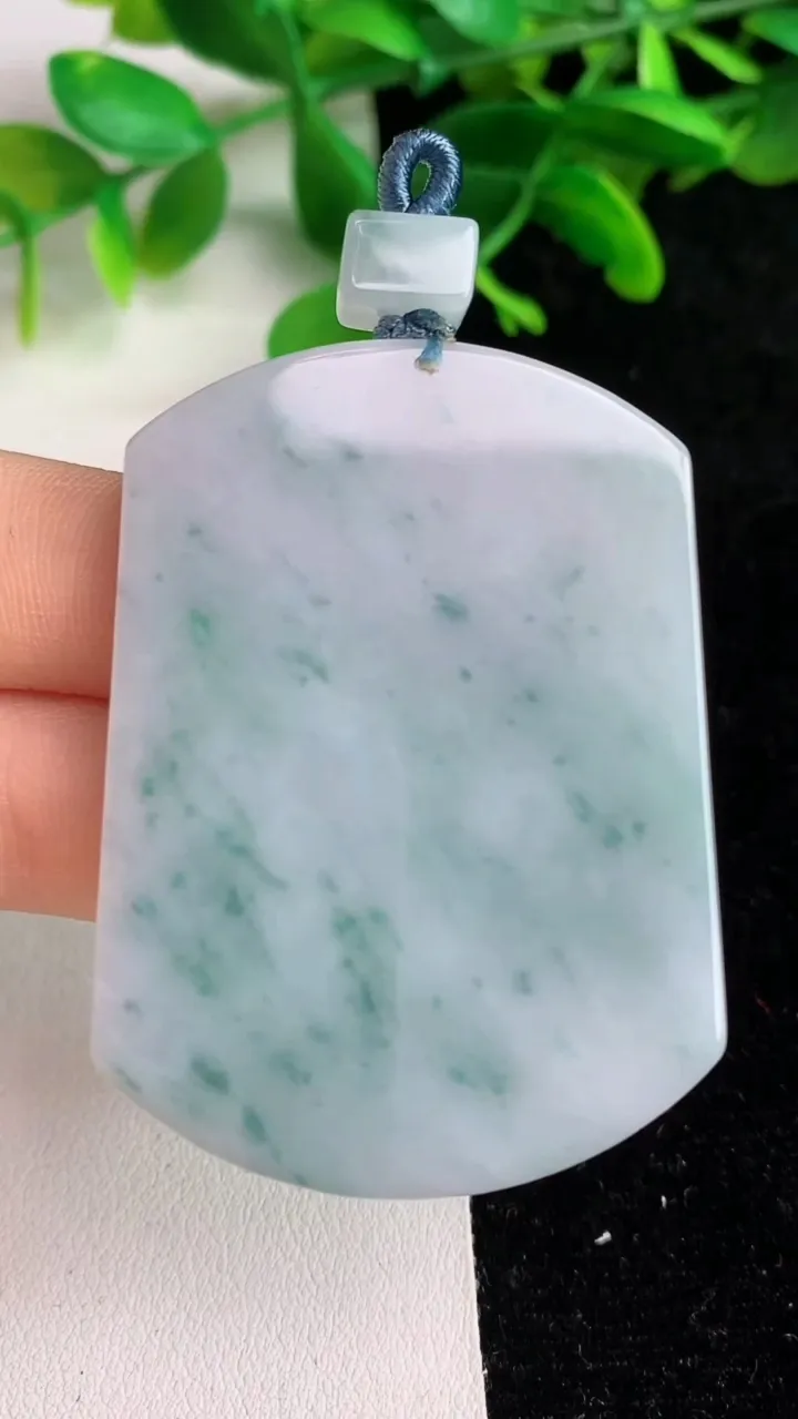 天然A货翡翠飘花无事牌吊坠，尺寸53.4-39-5.3，重量:35.26g
6月6日