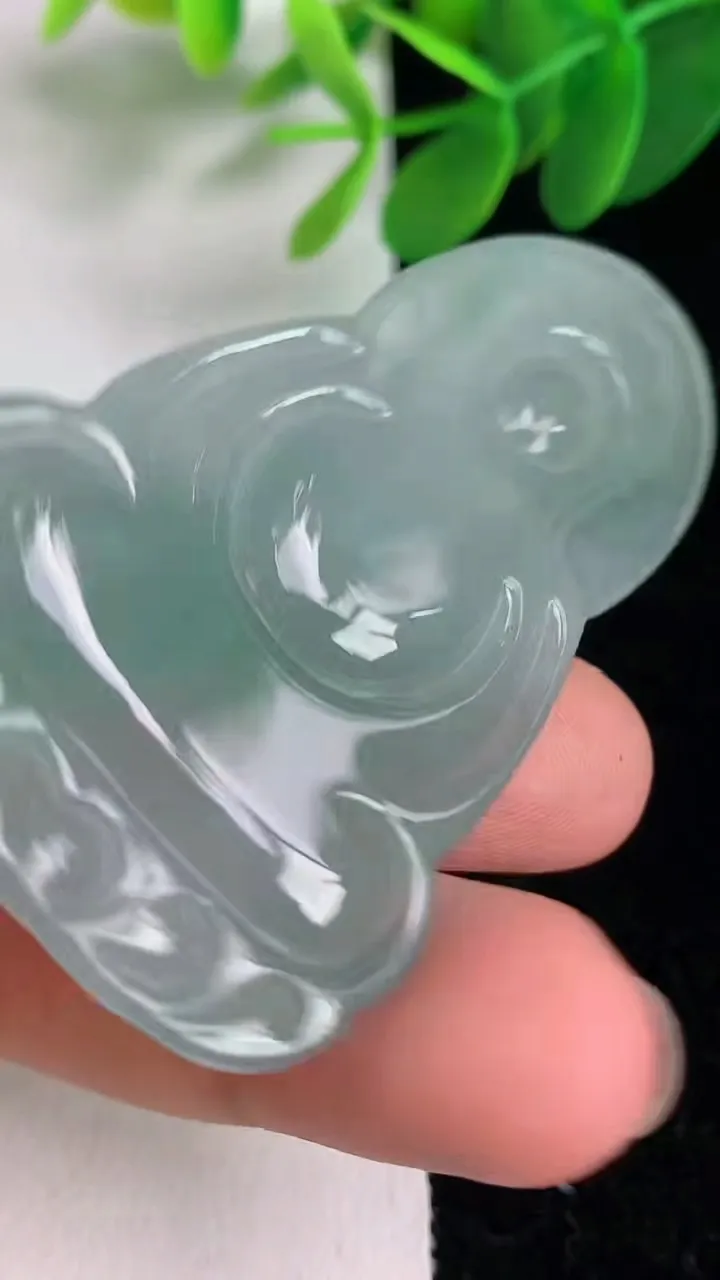 天然A货翡翠飘花观音菩萨吊坠，尺寸56.5-34-6，重量:20.50g
6月6日