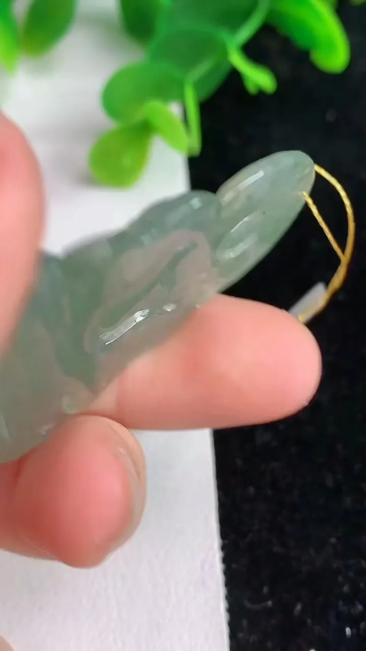 天然A货翡翠观音菩萨吊坠，尺寸45.7-26.2-4.8，重量:9.67g
6月6日