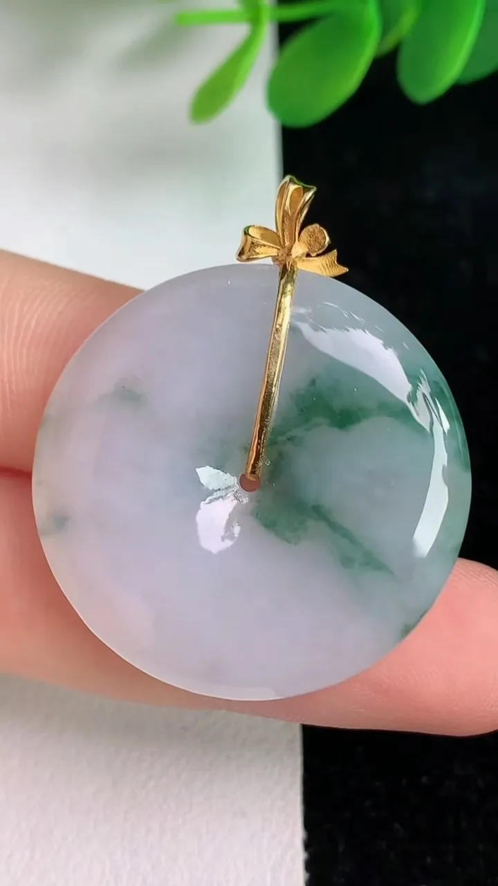 天然A货翡翠18k金飘花平安扣吊坠，尺寸31-5.5，重量:11.42g
6月6日