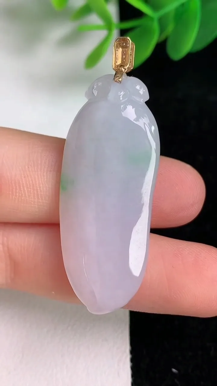 天然A货翡翠福瓜吊坠，尺寸40-16.6-8.6，重量:10.45g
6月6日