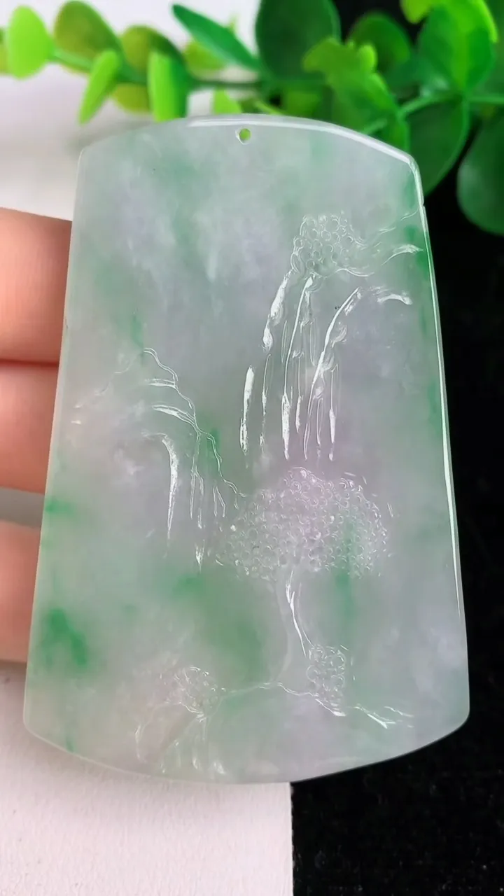 天然A货翡翠山水牌吊坠，尺寸68.6-46.5-6，重量:41.39g
6月6日