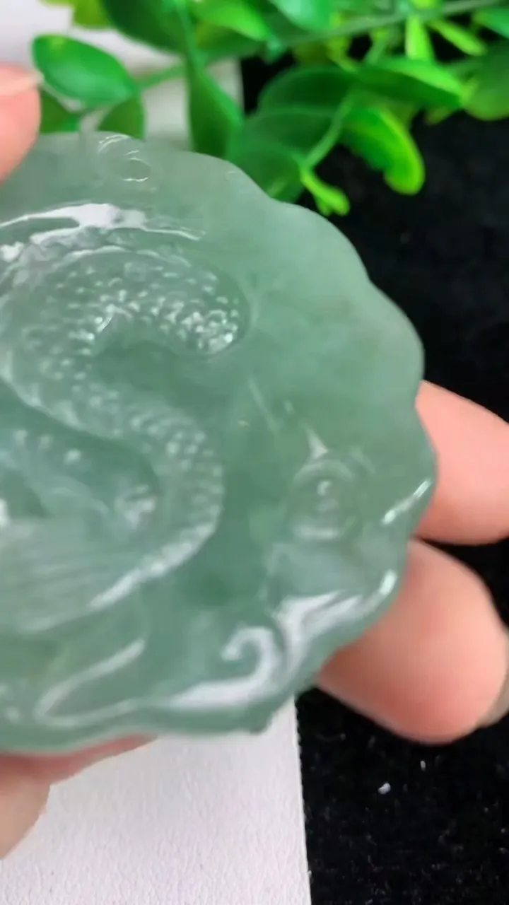 天然A货翡翠龙牌吊坠，尺寸50.4-52.4-10，重量:52.30g
6月6日