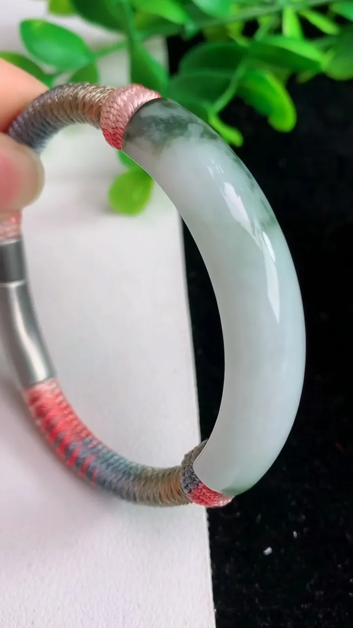 天然A货翡翠飘花手绳，尺寸57.3-12-8，重量:26.82g
6月6日
