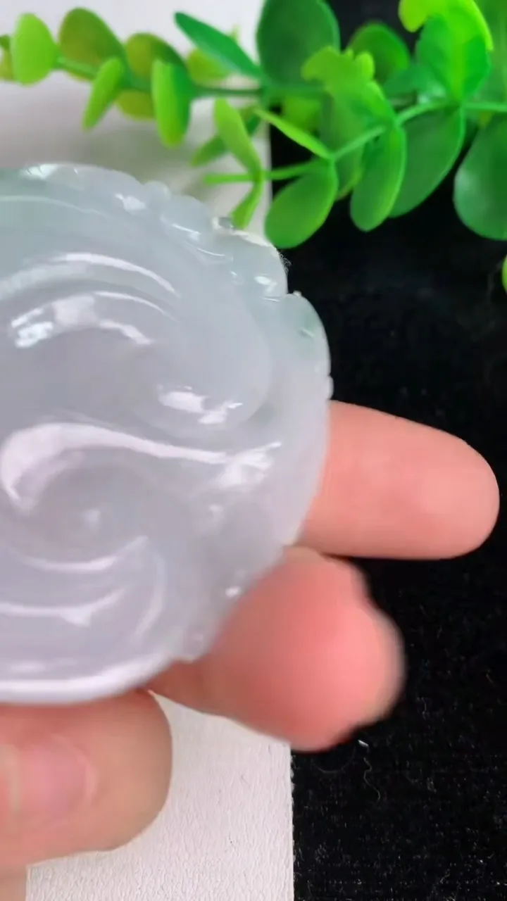 天然A货翡翠飘花如意吊坠，尺寸59.8-48.4-6.4，重量:35.38g
6月6日