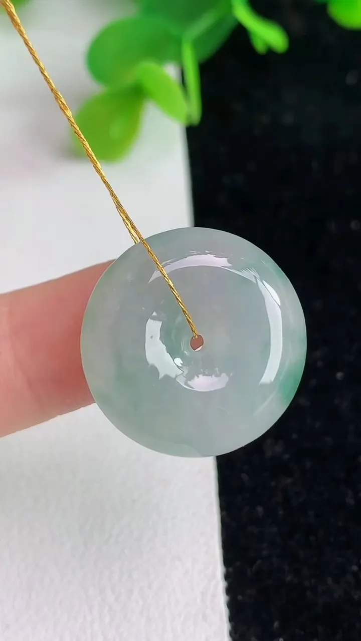 天然A货翡翠飘花平安扣吊坠，尺寸20-5.8，重量:5.38g
6月6日