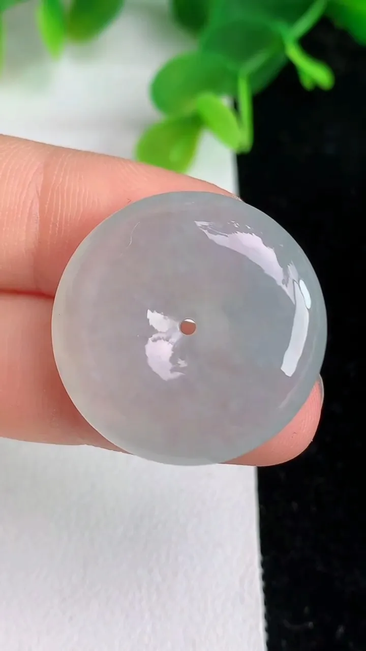 天然A货翡翠平安扣吊坠，尺寸25.4-5.5，重量:7.35g
6月6日