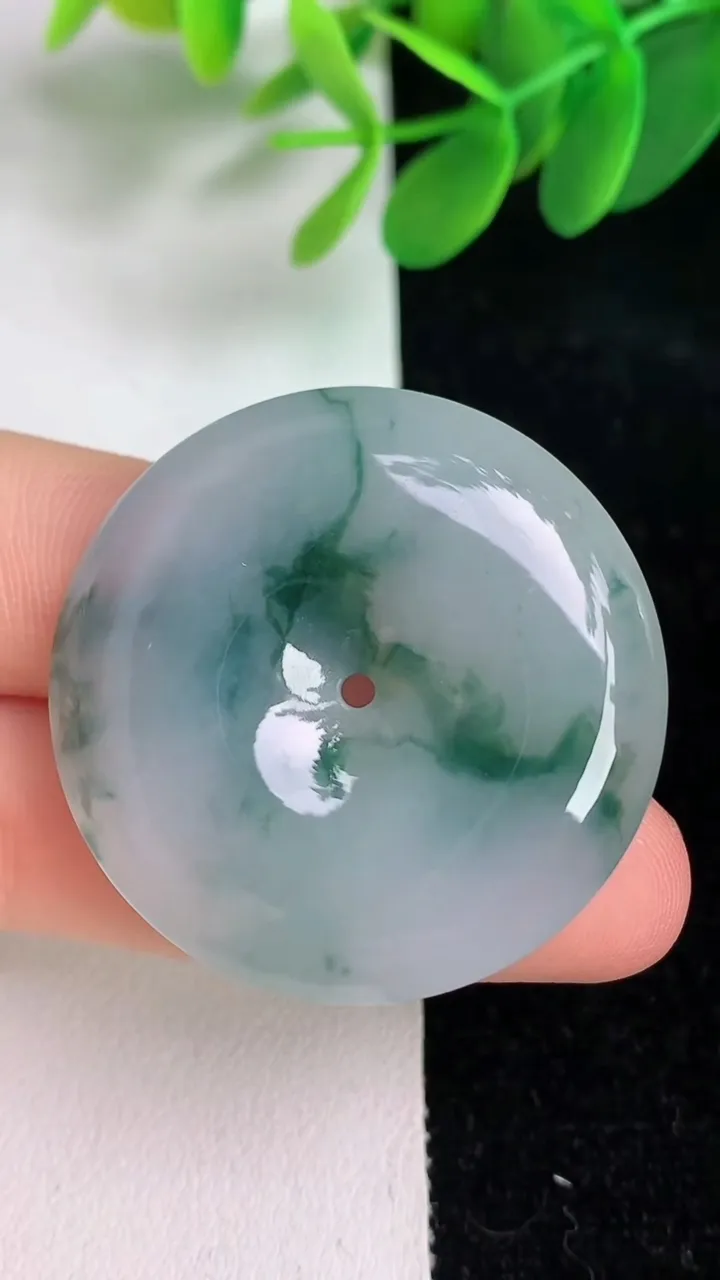 天然A货翡翠飘花平安扣吊坠，尺寸35.6-6.7，重量:17.10g
6月6日