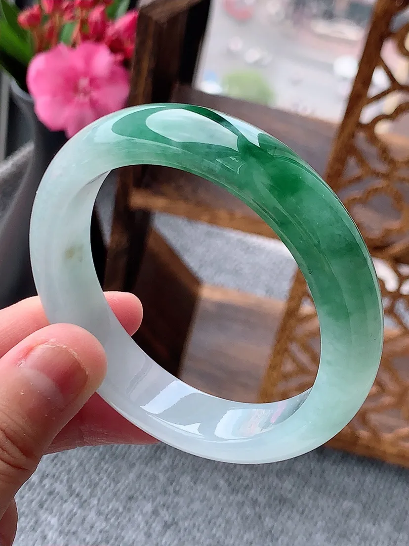 天然A货翡翠飘绿正装正圈手镯53-54圈口 尺寸53.3×12.5×8mm 重量56.62g 060