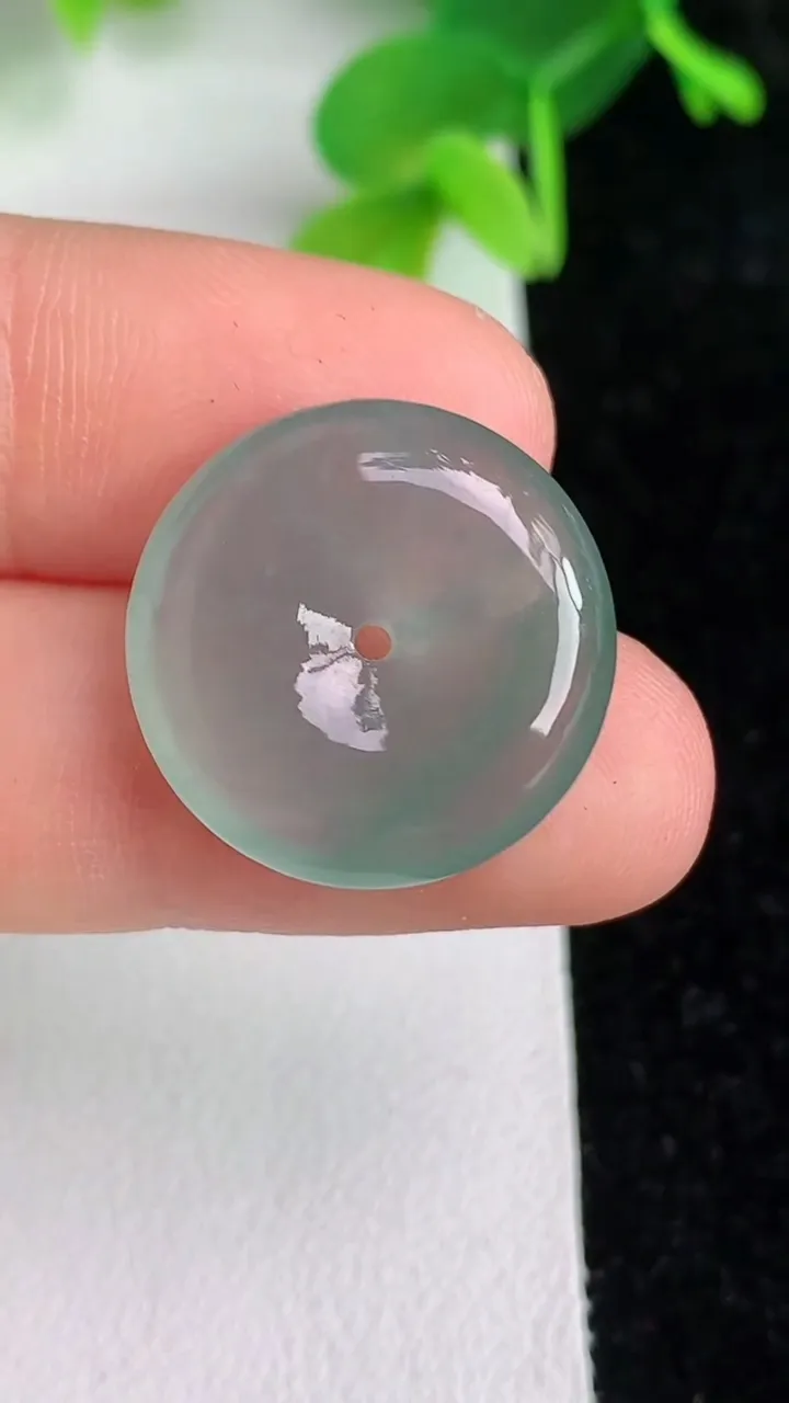 天然A货翡翠飘花平安扣吊坠，尺寸19.3-4.7，重量:3.70g
6月6日