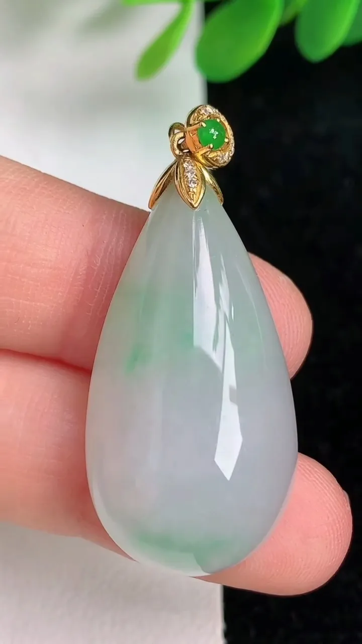 天然A货翡翠福瓜吊坠，尺寸34.3-17.4-10.2，重量:10.08g
6月6日