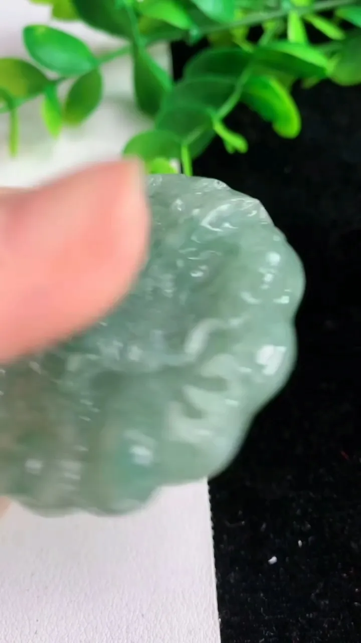 天然A货翡翠龙牌吊坠，尺寸50.4-52.4-10，重量:52.30g
6月6日