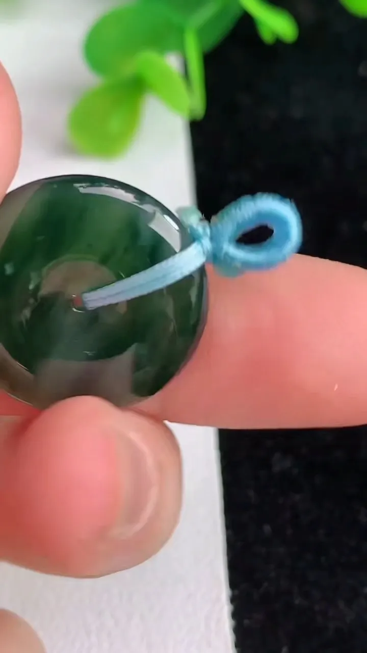 天然A货翡翠平安扣吊坠，尺寸20-3.7，重量:3.27g
6月7日