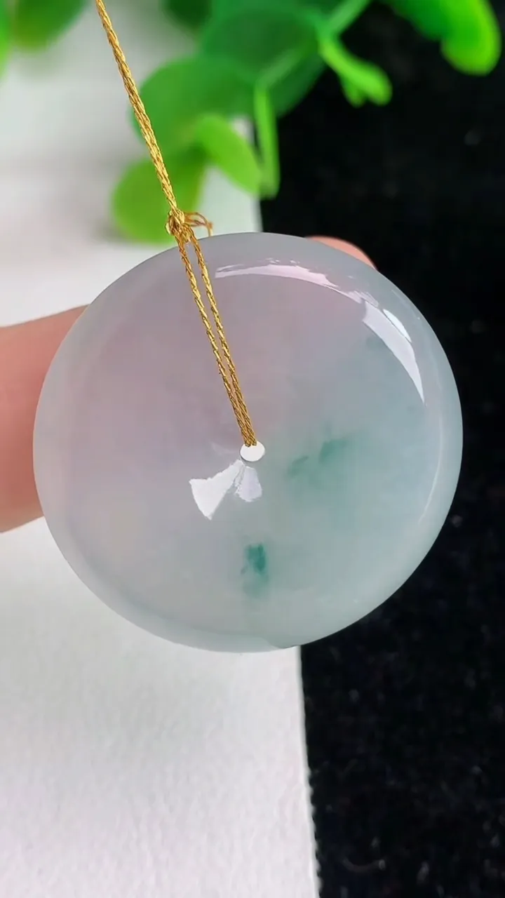 天然A货翡翠飘花平安扣吊坠，尺寸29.6-5.6，重量:11.12g
6月7日