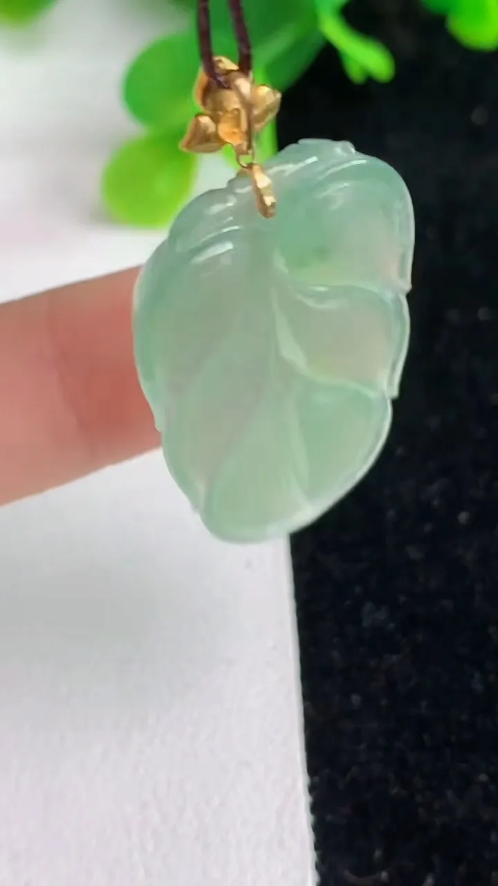 天然A货翡翠k金飘花金枝玉叶叶子吊坠，尺寸31.6-20.8-4，重量:5.01g
6月7日