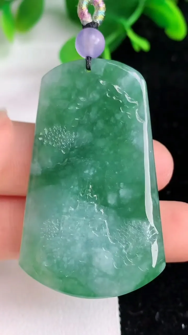 天然A货翡翠山水牌吊坠，尺寸48.3-29.4-7.6，重量:20.76g
6月7日