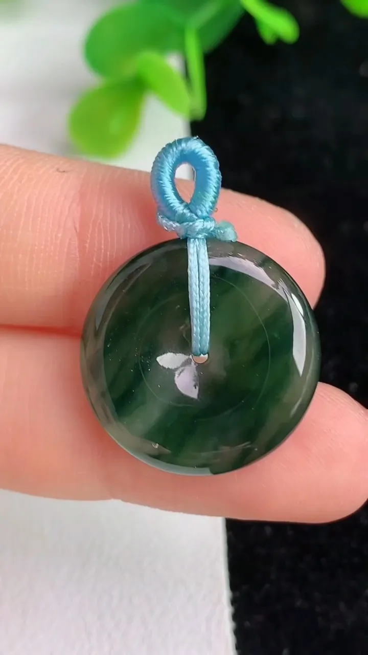 天然A货翡翠平安扣吊坠，尺寸20-3.7，重量:3.27g
6月7日