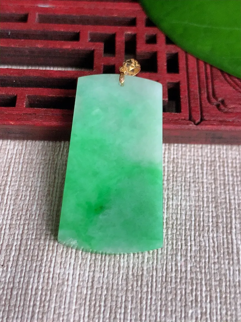 天然A货翡翠18K金扣头飘绿无事牌吊坠尺寸33.2×18×3.6m量7.26g 0606