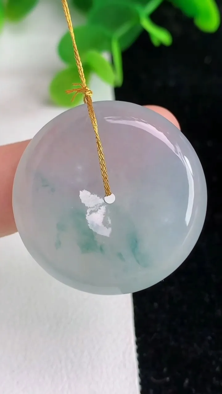 天然A货翡翠飘花平安扣吊坠，尺寸29.6-5.6，重量:11.12g
6月7日