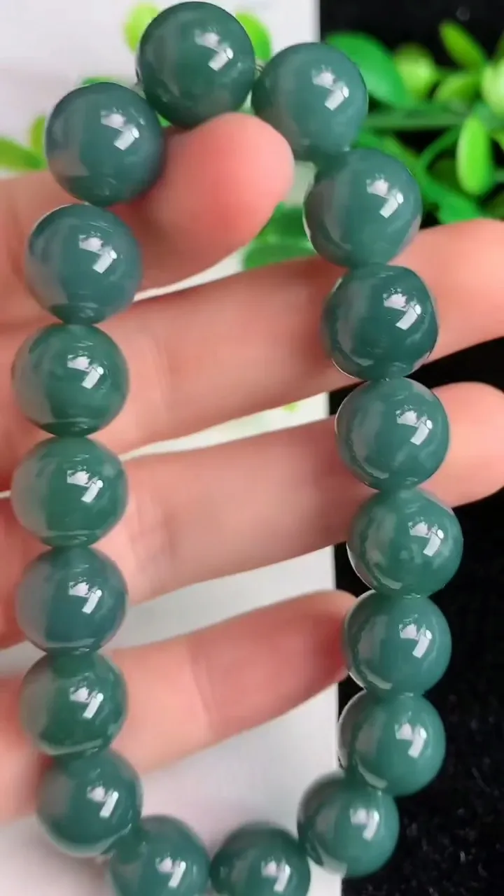 天然A货翡翠货蓝水圆珠手串18颗，尺寸11.8，重:49.94g6月7日
工厂直销收藏佳品,种好水足，色泽均匀，有种有色，上手高大气！