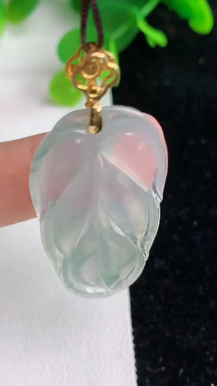 天然A货翡翠k金飘花金枝玉叶叶子吊坠，尺寸39-20.3-4.7，重量:6.64g
6月7日
