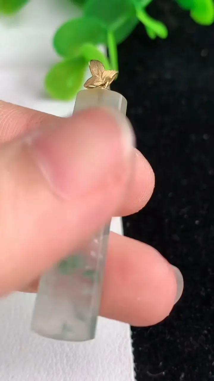天然A货翡翠k金飘花无事牌吊坠，尺寸38.4-8.8-3.6，重量:4.30g
6月7日