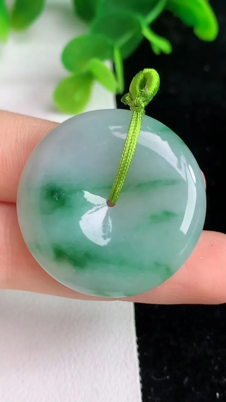 天然A货翡翠平安扣吊坠，尺寸31.3-5.8，重量:12.40g
6月7日