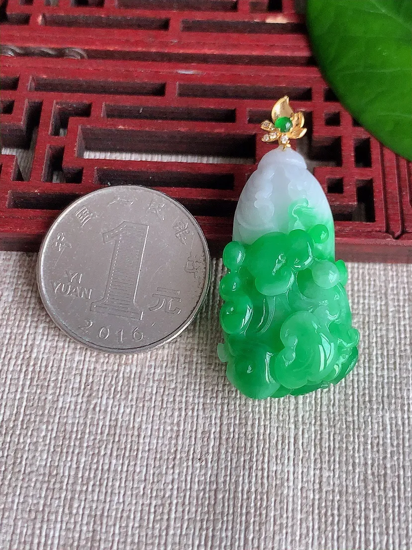 天然A货翡翠18K金扣头白底青飘阳绿白菜吊坠 尺寸43×35.4×19×11.5m量12.67g 0606