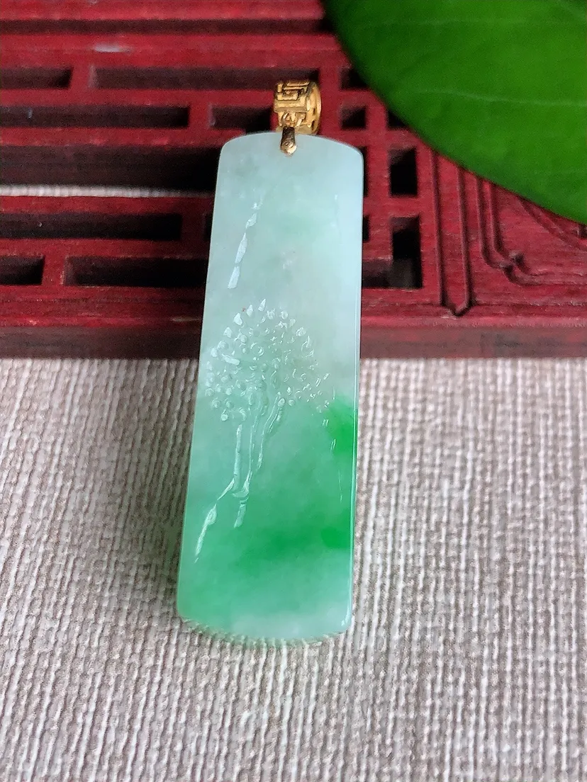 天然A货翡翠冰润18K金扣头飘绿意境山水牌吊坠尺寸39.8×12×10.4m量12.50g 0606
