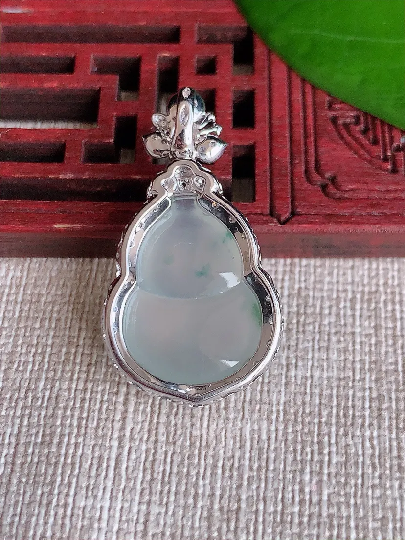 天然A货翡翠18K金伴飘花葫芦吊坠尺寸32.8×17.6×7.7裸石19×14.4m量5.00g 0