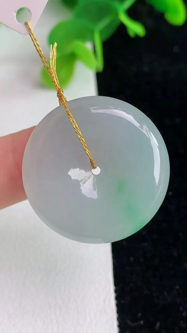 天然A货翡翠平安扣吊坠，尺寸26.7-5，重量:8.08g
6月7日