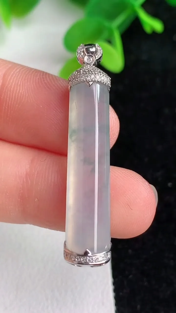天然A货翡翠k金飘花平安柱吊坠，尺寸33.4-8-5，重量:4.11g
6月7日