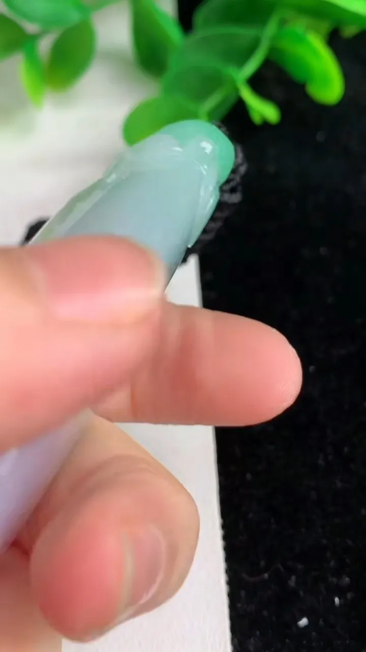 天然A货翡翠春带彩紫罗兰福瓜吊坠，尺寸61.2-30.2-10.8，重量:61.45g
6月7日