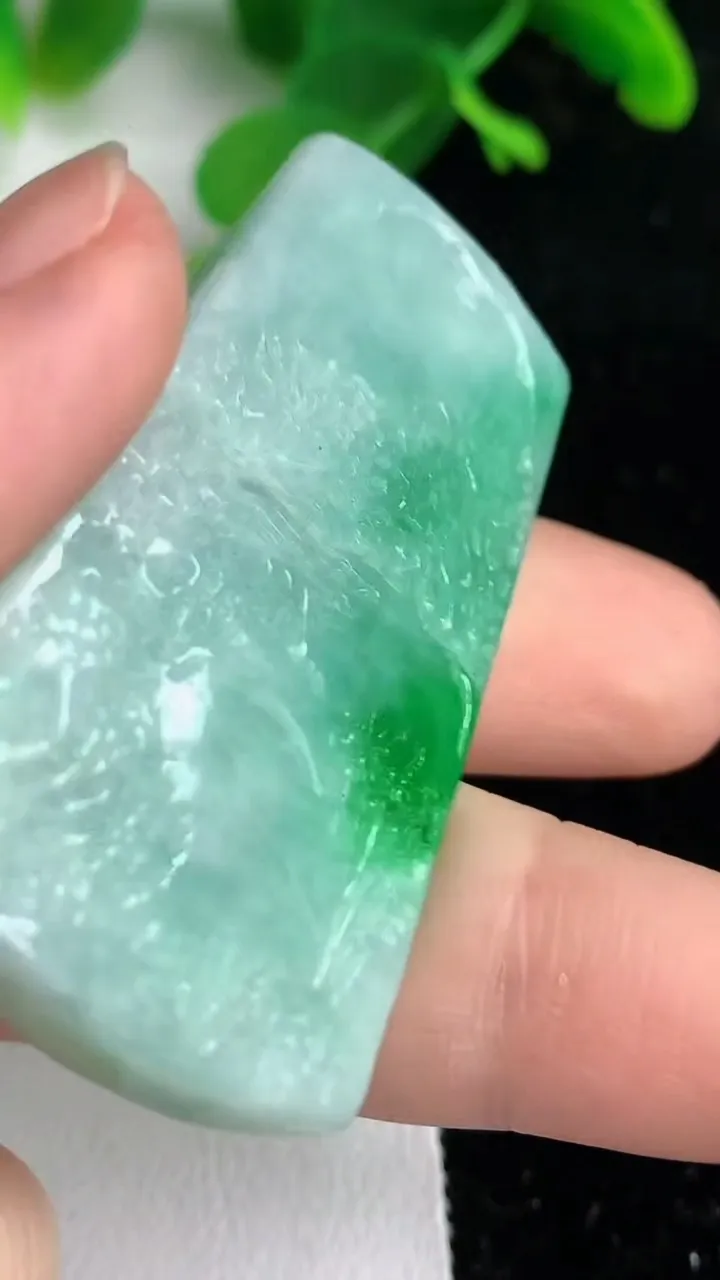 天然A货翡翠山水牌吊坠，尺寸49-28-7.8，重量:25.14g
6月7日