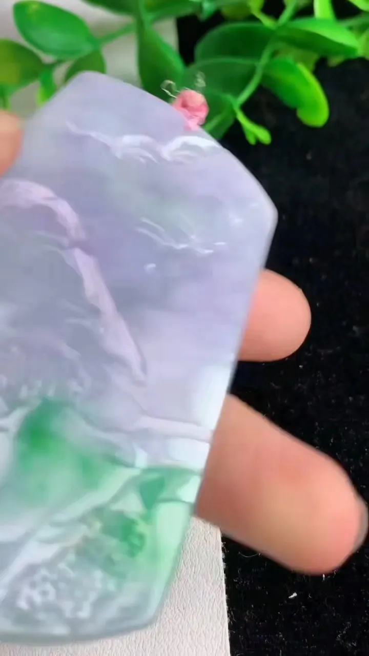 天然A货翡翠春带彩紫罗兰山水牌吊坠，尺寸69.8-46.7-5.6，重量:38.40g
6月7日
