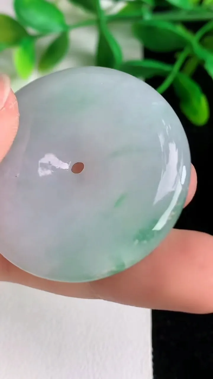 天然A货翡翠平安扣吊坠，尺寸38.6-6.7，重:22.10g
6月7日