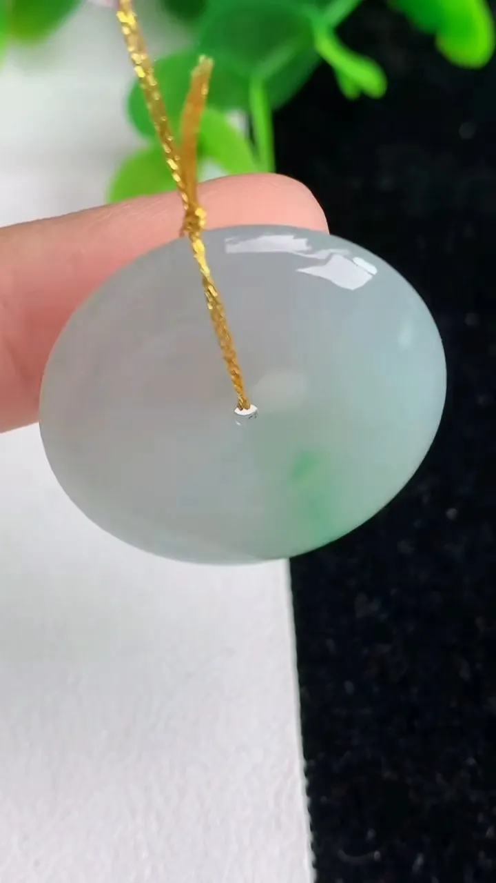 天然A货翡翠平安扣吊坠，尺寸26.7-5，重量:8.08g
6月7日