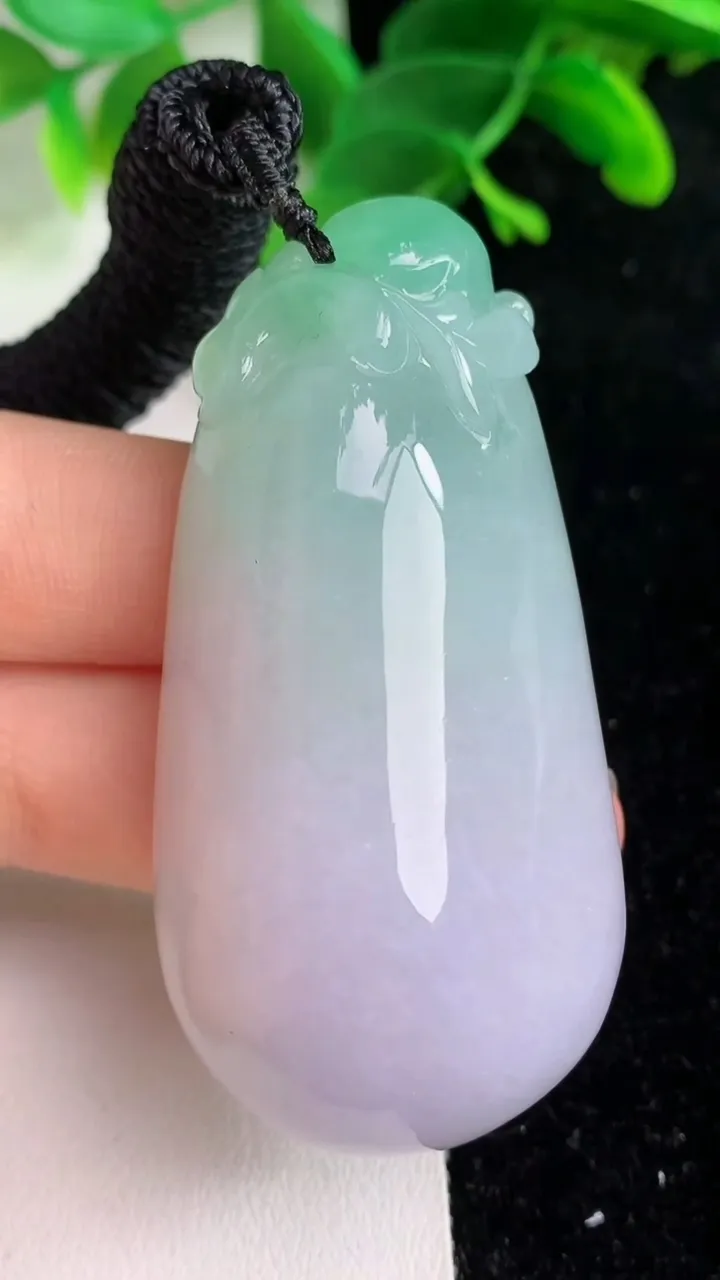 天然A货翡翠春带彩紫罗兰福瓜吊坠，尺寸61.2-30.2-10.8，重量:61.45g
6月7日
