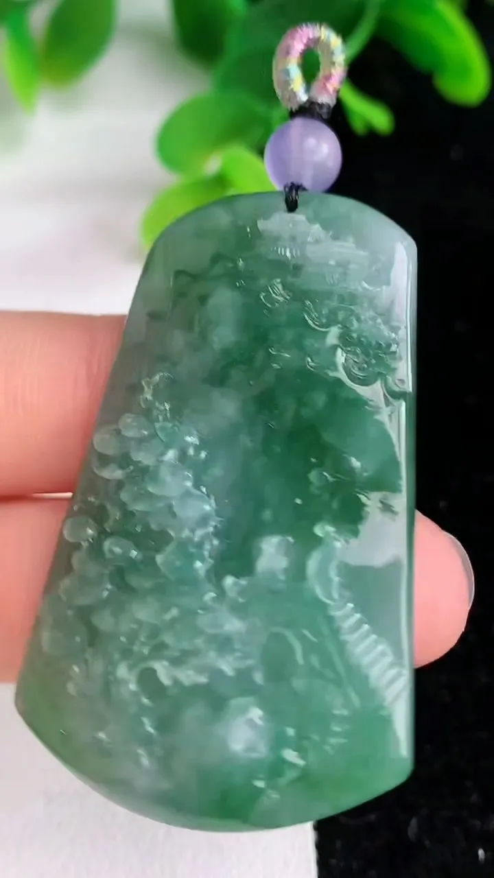 天然A货翡翠山水牌吊坠，尺寸48.3-29.4-7.6，重量:20.76g
6月7日