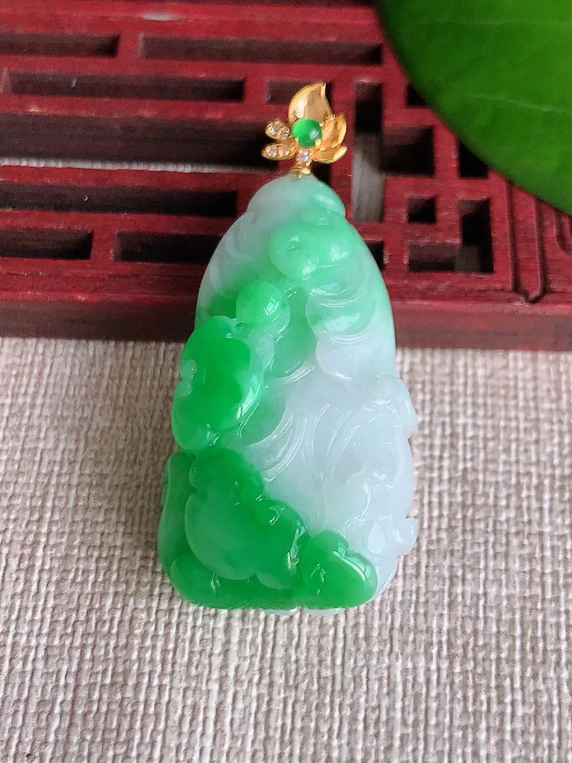 天然A货翡翠18K白底青飘阳绿白菜吊坠 尺寸41×33×18×11.5m量12.10g 0606