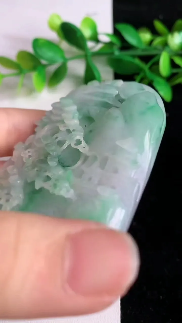 天然A货翡翠山水牌吊坠，尺寸76-52-10.8，重:81.78g
6月7日